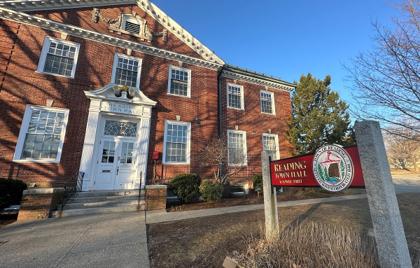 ๐๏ธ Select Board Chair Resigns โ Town Manager Vote Split