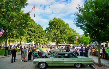 📷 Beer Garden and Car Show in Photos